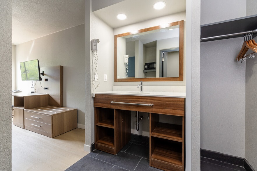 8247 NE Sandy Blvd, Portland, OR à vendre - Photo intérieure – Image 3 sur 4