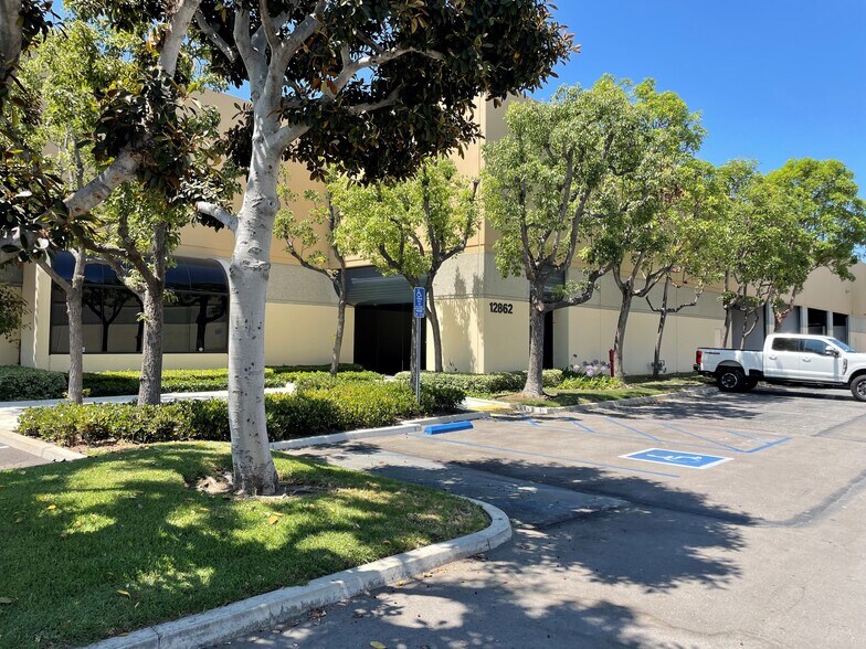12850-12862 E Florence Ave, Santa Fe Springs, CA à louer - Photo principale – Image 1 sur 4