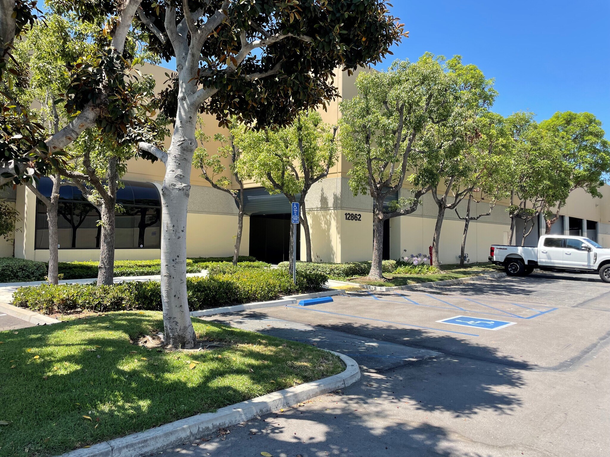 12850-12862 E Florence Ave, Santa Fe Springs, CA à louer Photo principale– Image 1 sur 5