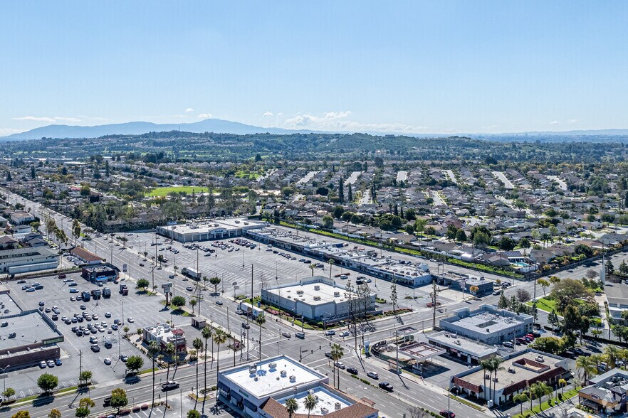 15800 Imperial Hwy, La Mirada, CA à louer - Photo de l’immeuble – Image 3 sur 14