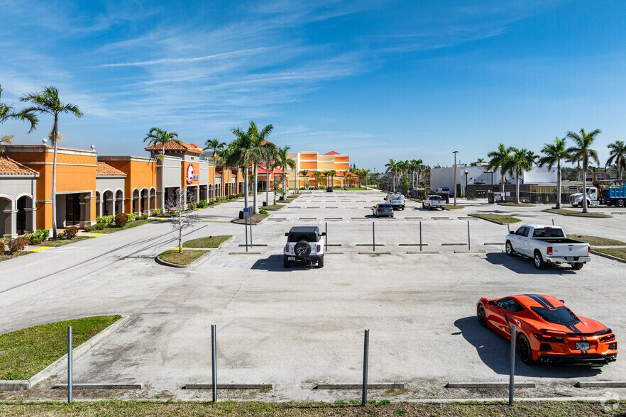 1141 Pine Island Rd SW, Cape Coral, FL à louer - Photo de l’immeuble – Image 2 sur 11