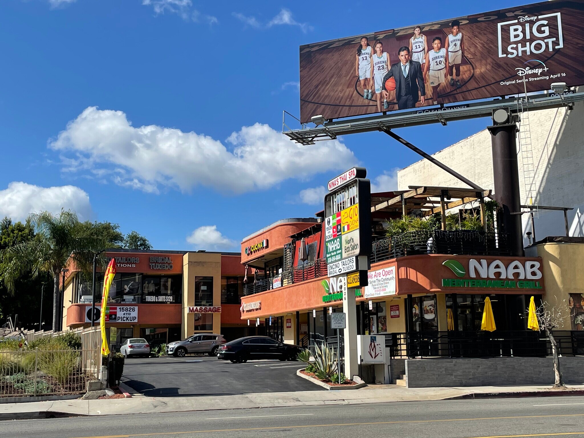 15826 Ventura Blvd, Encino, CA à louer Photo de l’immeuble– Image 1 sur 7