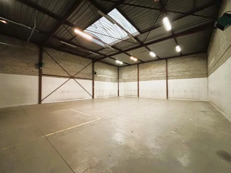 Local d’activités dans Chilly-Mazarin à louer - Photo de l’immeuble – Image 2 sur 8