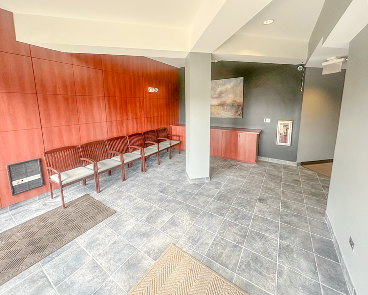 600 Dakota St, Crystal Lake, IL à louer - Photo de l’immeuble – Image 3 sur 12