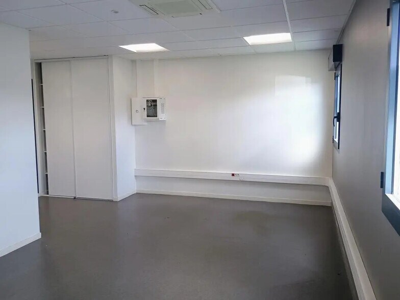 Bureau dans à louer - Photo intérieure – Image 3 sur 8