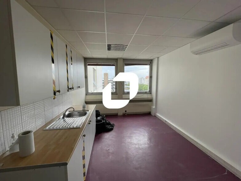 Local d’activités dans Créteil à louer - Photo de l’immeuble – Image 3 sur 8