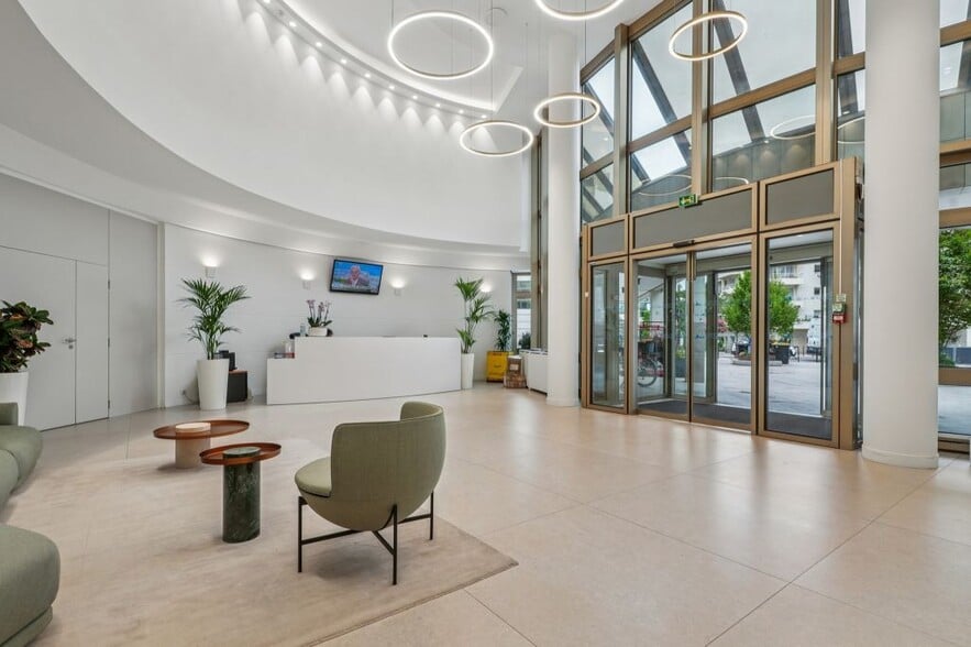 14 Place Marie - Jeanne Bassot, Levallois-Perret à louer - Photo de l’immeuble – Image 2 sur 9