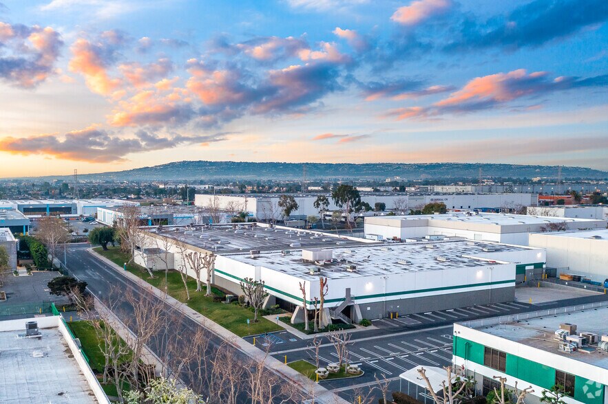 19831 Magellan Dr, Torrance, CA à louer - Photo de l’immeuble – Image 2 sur 4
