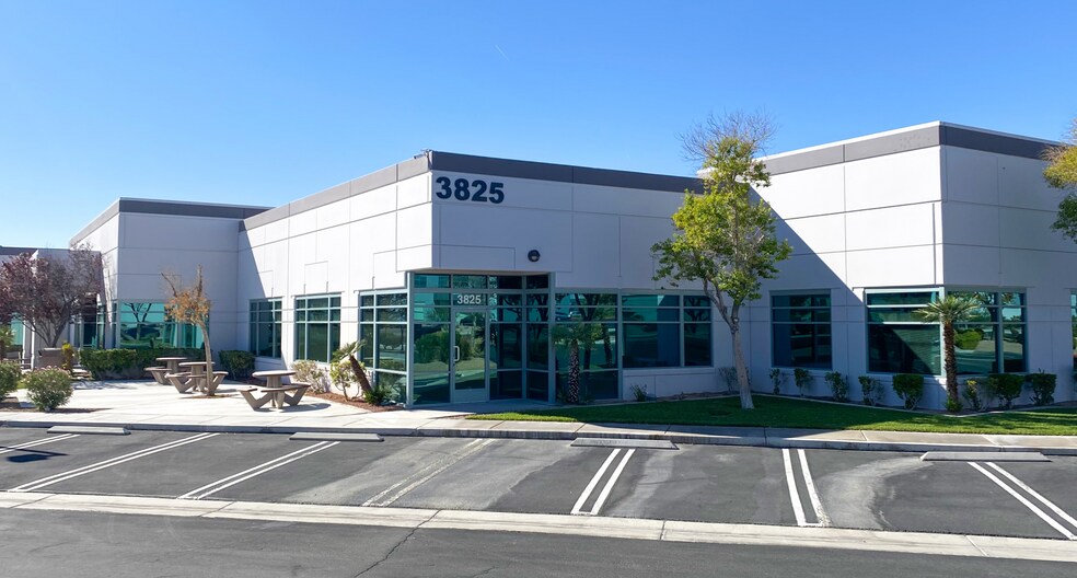 3825-3985 W Cheyenne Ave, North Las Vegas, NV à louer - Photo de l’immeuble – Image 1 sur 3