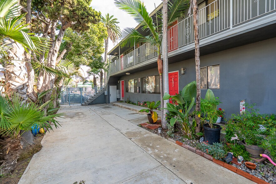 1056 E 6th St, Long Beach, CA à vendre - Photo de l’immeuble – Image 3 sur 29