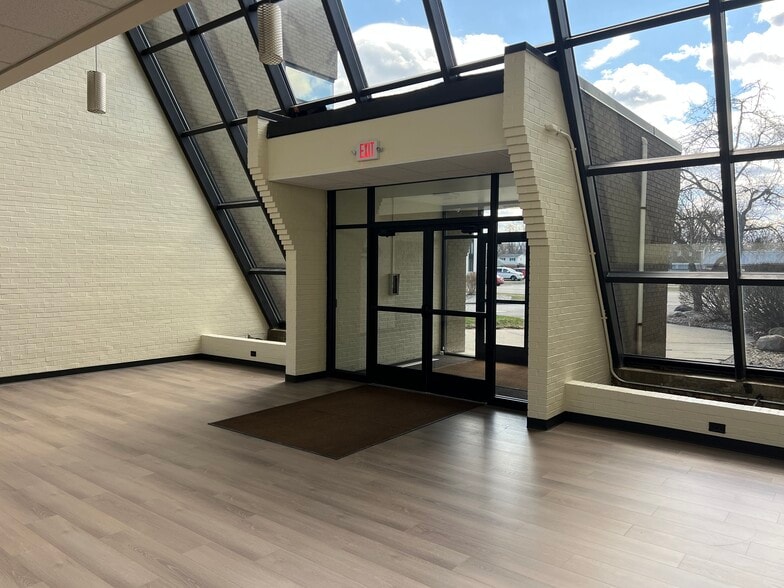 20300 W 12 Mile Rd, Southfield, MI à louer - Hall d’entrée – Image 3 sur 18