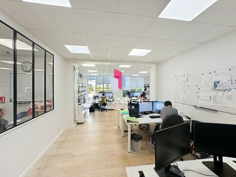 Bureau dans Saint-Germain-en-Laye à louer - Photo de l’immeuble – Image 1 sur 11