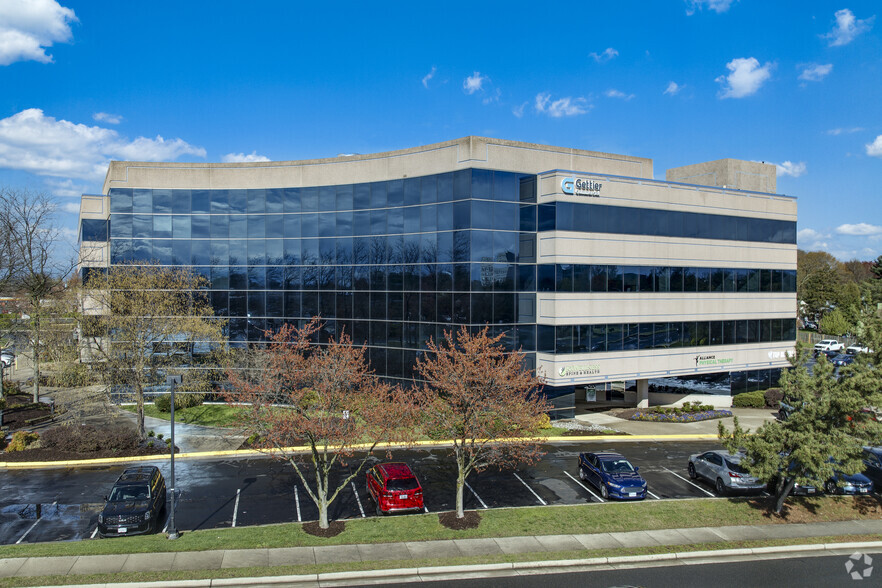 950 Herndon Pkwy, Herndon, VA à louer - Photo de l’immeuble – Image 1 sur 12