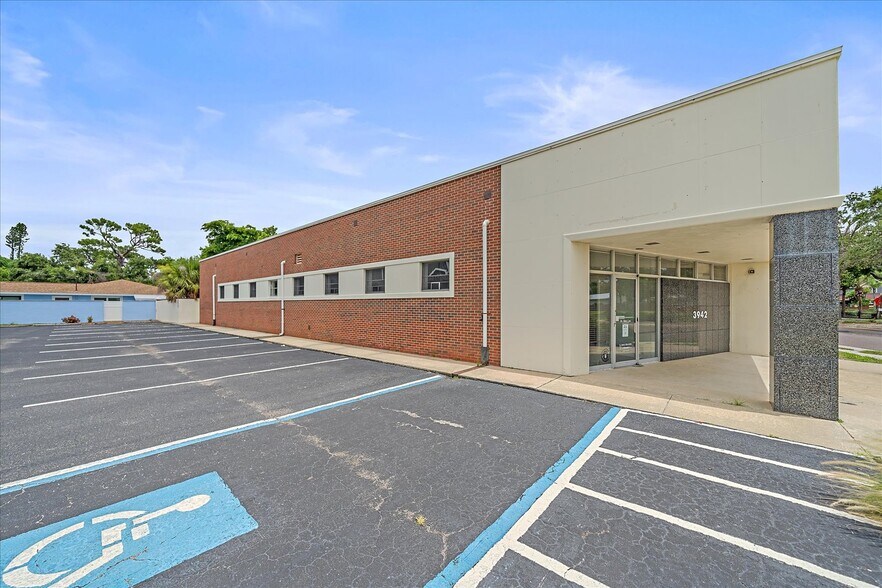 3942 N Tamiami Trl, Sarasota, FL à louer - Photo de l’immeuble – Image 2 sur 4