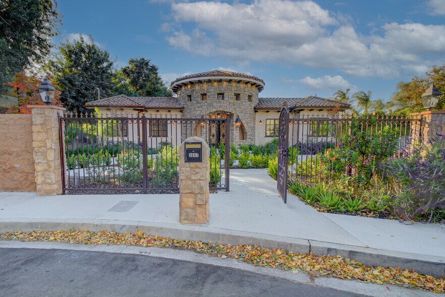 5647 Beckford Ave, Tarzana, CA à louer - Photo de l’immeuble – Image 2 sur 12