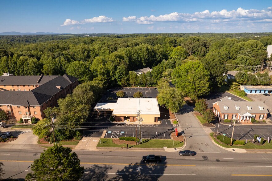 2925 Reynolda Rd, Winston-Salem, NC à vendre - Photo de l’immeuble – Image 1 sur 10