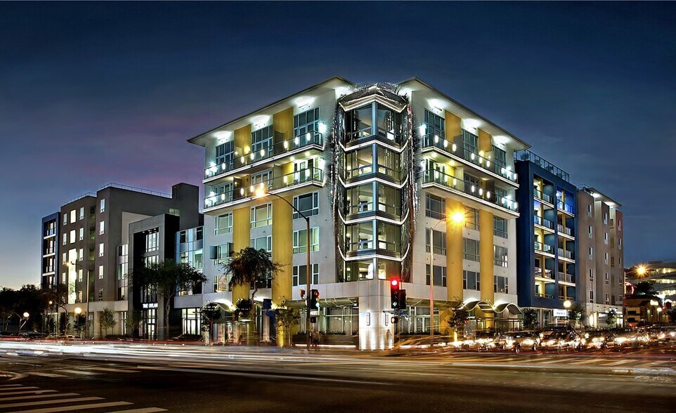 7111 Santa Monica Blvd, West Hollywood, CA à louer - Photo de l’immeuble – Image 1 sur 10