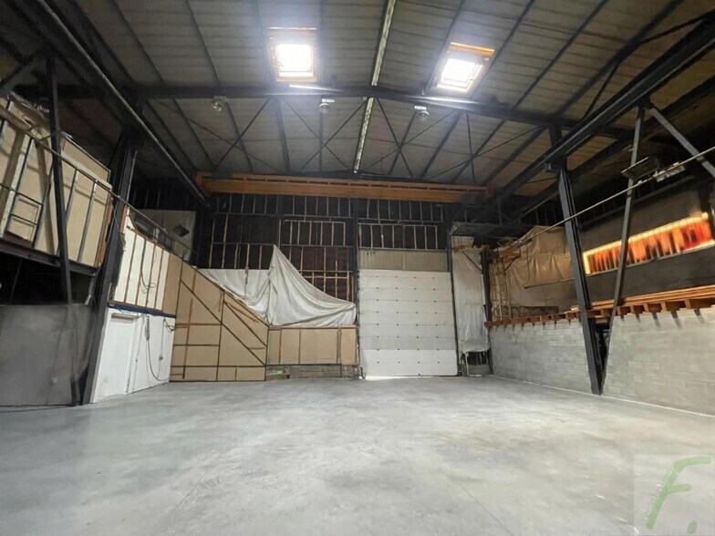 Industriel/Logistique dans Lumbin à vendre - Photo de l’immeuble – Image 2 sur 8