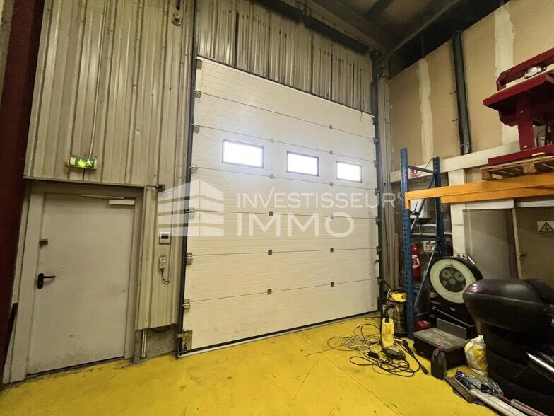 Local d’activités dans Émerainville à louer - Photo intérieure – Image 2 sur 3