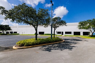 7800-7890 NW 80th St, Miami, FL à louer Photo intérieure– Image 2 sur 5