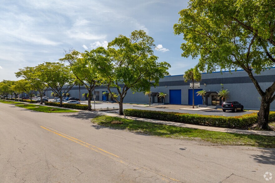 1600 NW 159th St, Miami, FL à louer - Photo de l’immeuble – Image 3 sur 6