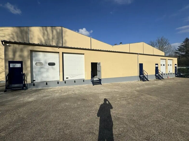 Local d’activités dans Eaubonne à louer - Photo de l’immeuble – Image 1 sur 8