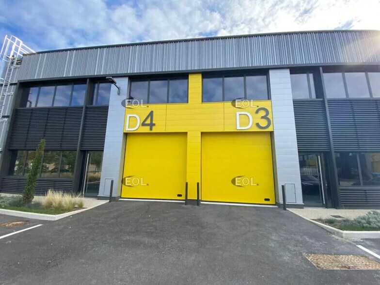 Local d'activités dans Poissy à vendre - Photo de l’immeuble – Image 2 sur 2