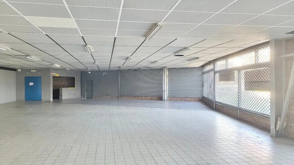 Local commercial dans Le Petit-Quevilly à louer - Photo de l’immeuble – Image 3 sur 9
