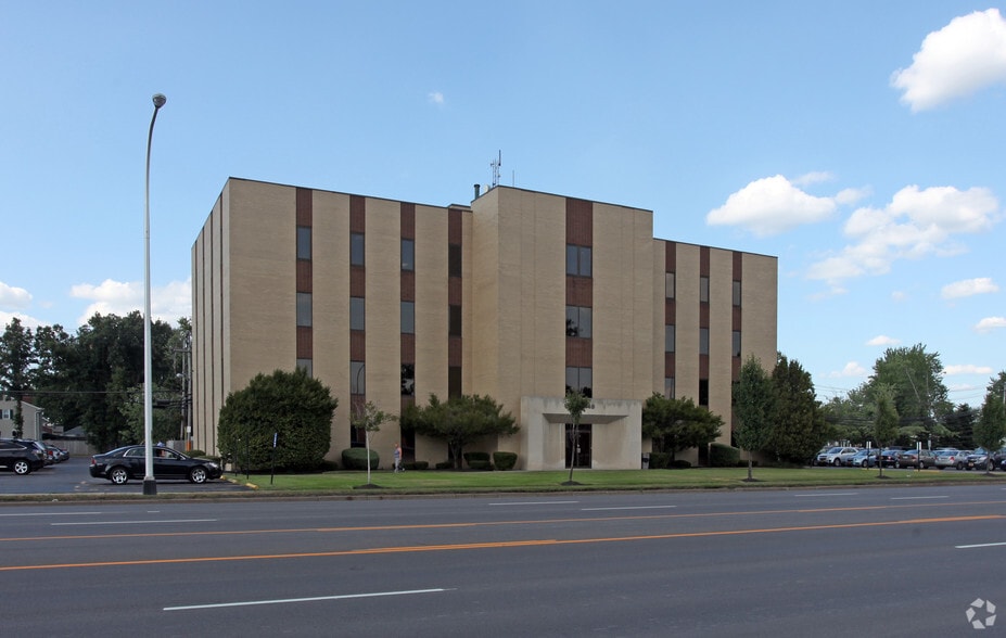 2440 Sheridan Dr, Tonawanda, NY à louer - Photo principale – Image 1 sur 10
