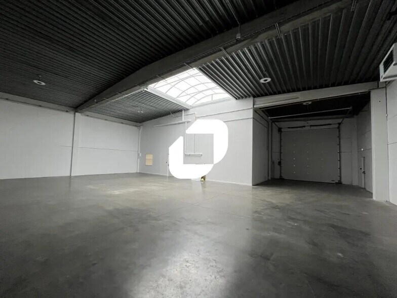 Local d’activités dans Roncq à louer - Photo de l’immeuble – Image 3 sur 8