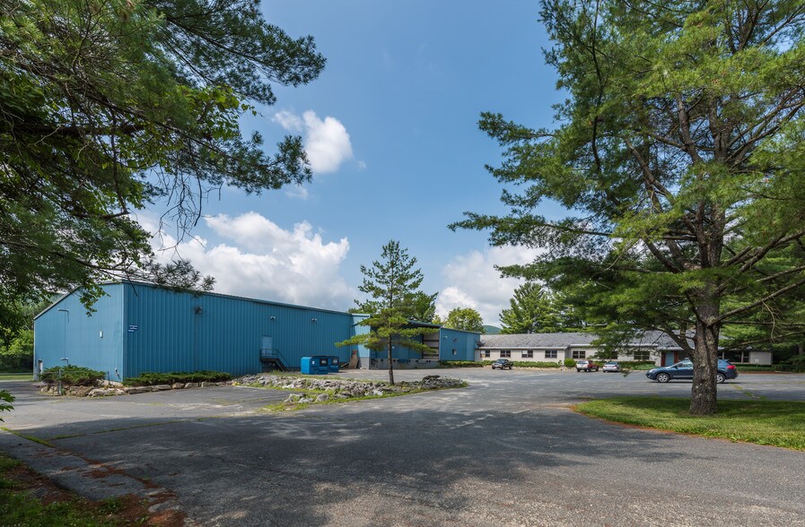 815 Pleasant St, Lee, MA à vendre - Photo de l’immeuble – Image 2 sur 23