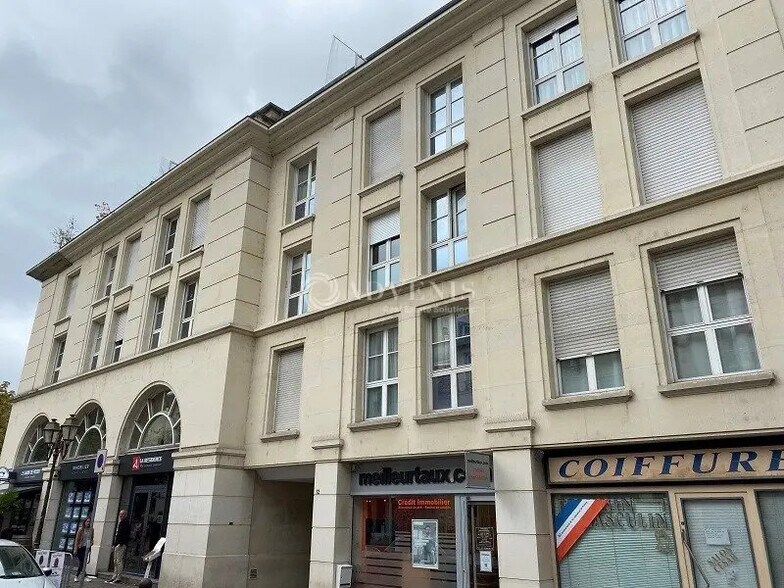 Bureau dans Poissy à louer - Photo de l’immeuble – Image 1 sur 12