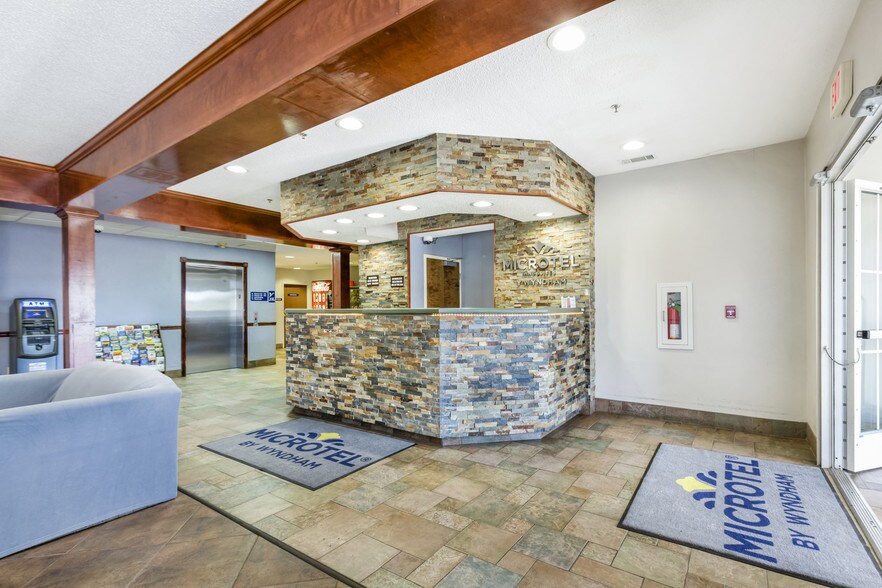 10645 Reiger Rd, Baton Rouge, LA à vendre - Hall d’entrée – Image 2 sur 38