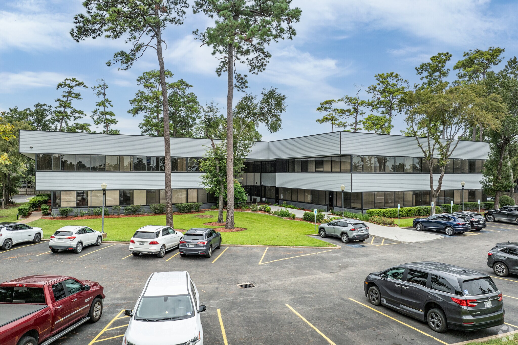 333 N Rivershire Dr, Conroe, TX à louer Photo de l’immeuble– Image 1 sur 7