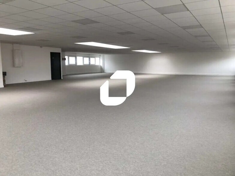 Local d’activités dans Saint-Denis à louer - Photo de l’immeuble – Image 3 sur 21