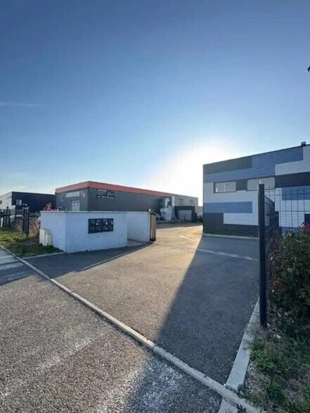 Local d'activités dans Dagneux à vendre - Photo de l’immeuble – Image 2 sur 7