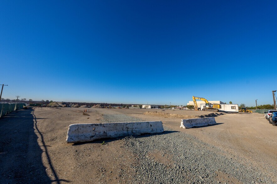 5753 Siempre Viva Rd, San Diego, CA à vendre - Photo de l’immeuble – Image 2 sur 25