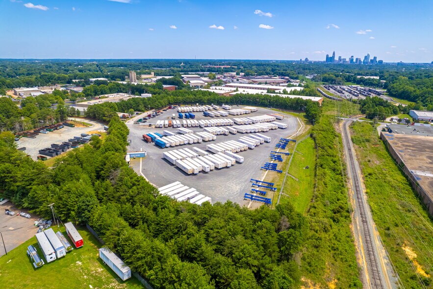 725 Lawton Rd, Charlotte, NC à louer - Photo de l’immeuble – Image 2 sur 9