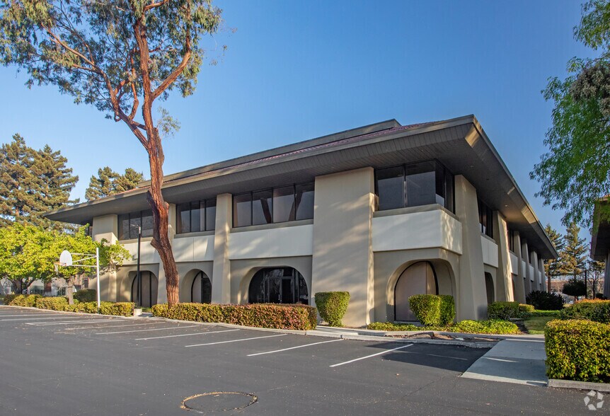 5155 Old Ironsides Dr, Santa Clara, CA à louer - Photo de l’immeuble – Image 2 sur 4