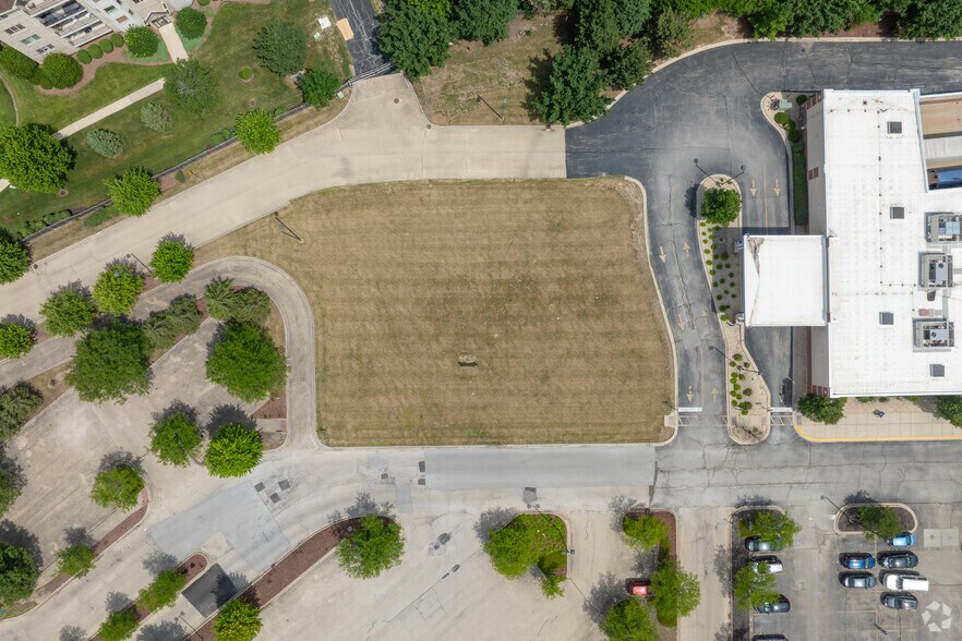 NEC E Boughton Rd, Woodridge, IL à vendre - Photo principale – Image 1 sur 6