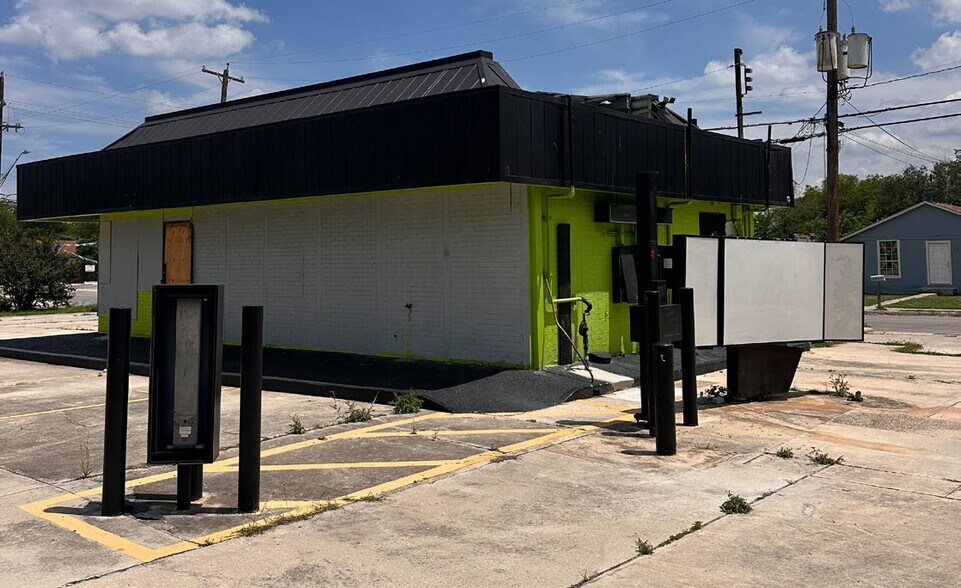 2423 Commercial Ave, San Antonio, TX à louer - Photo principale – Image 1 sur 14