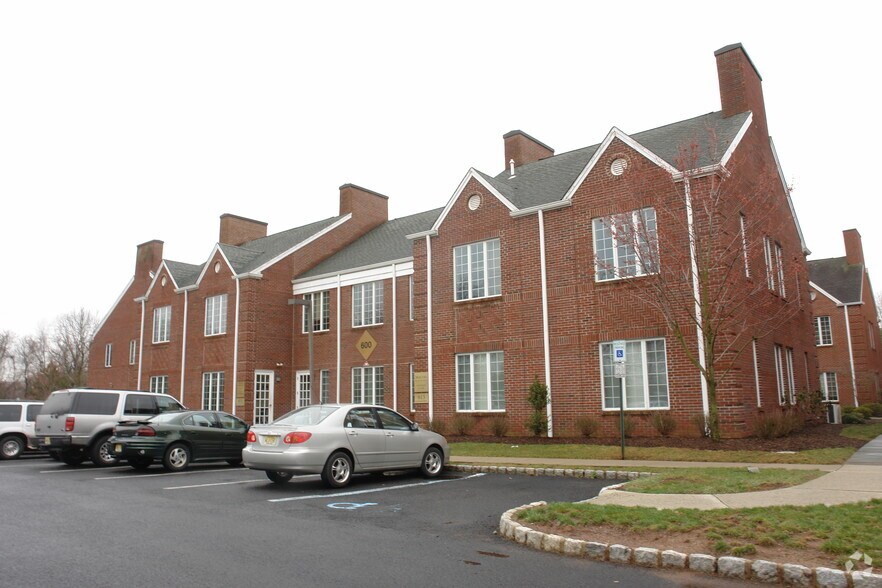 712-724 Courtyard Dr, Hillsborough, NJ à vendre - Photo principale – Image 1 sur 32