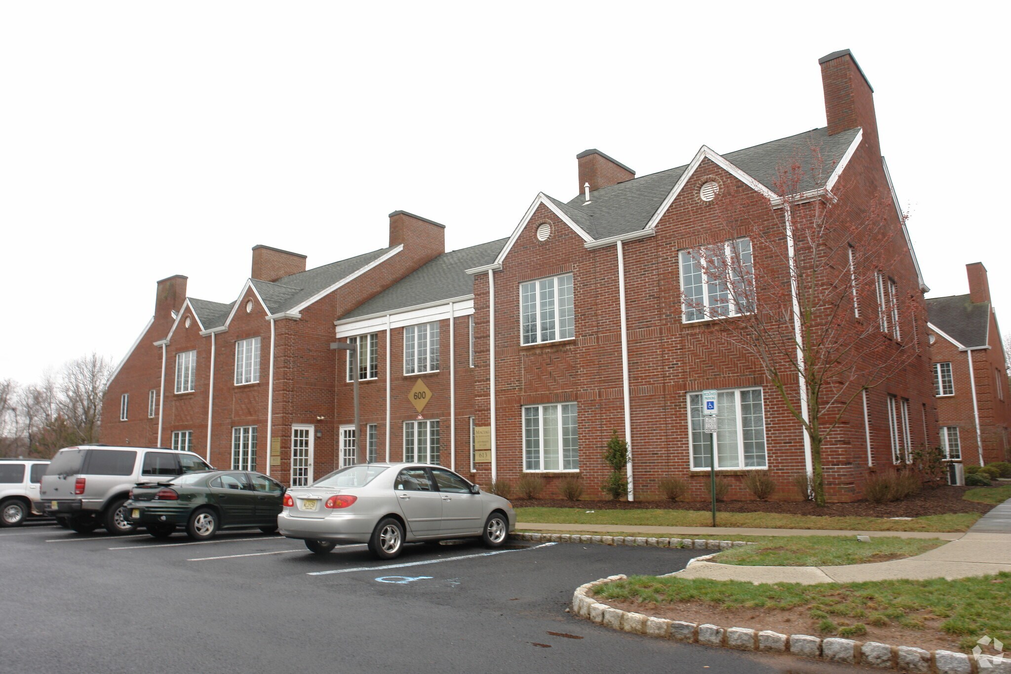 712-724 Courtyard Dr, Hillsborough, NJ à vendre Photo principale– Image 1 sur 33