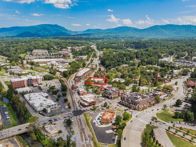 10 Biltmore Plz, Asheville, NC à louer - Photo de l’immeuble – Image 3 sur 32