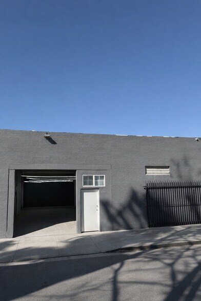 14855 Bessemer St, Van Nuys, CA à louer - Photo de l’immeuble – Image 1 sur 5
