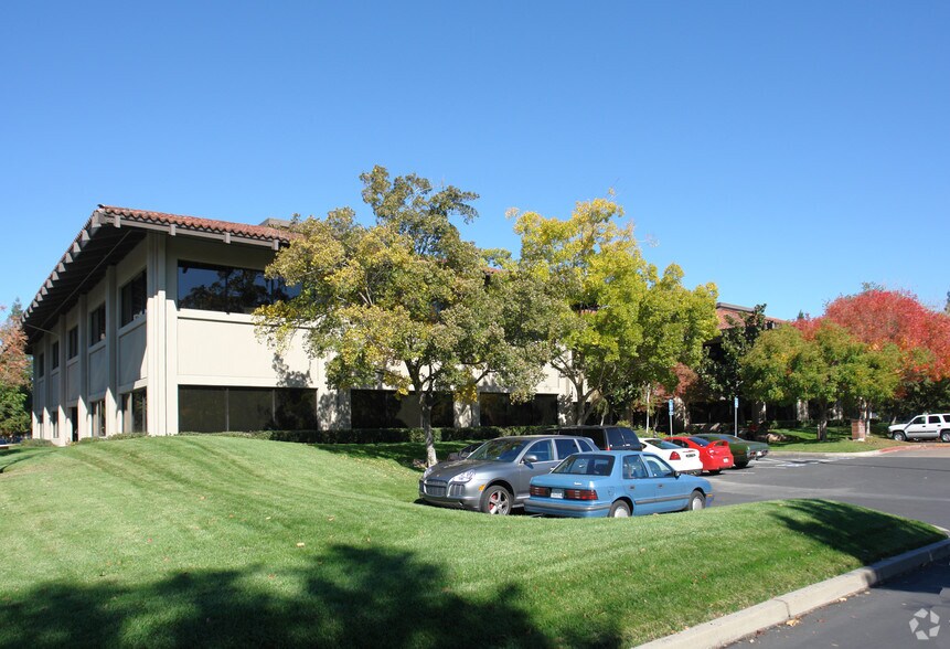 3947 Lennane Dr, Sacramento, CA à louer - Photo de l’immeuble – Image 3 sur 7