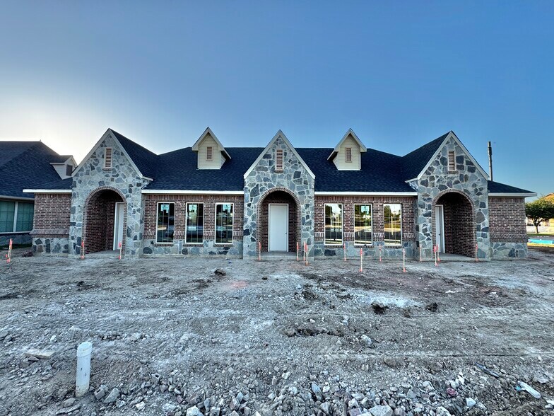 305 Regency Pky, Mansfield, TX à louer - Photo de l’immeuble – Image 3 sur 16