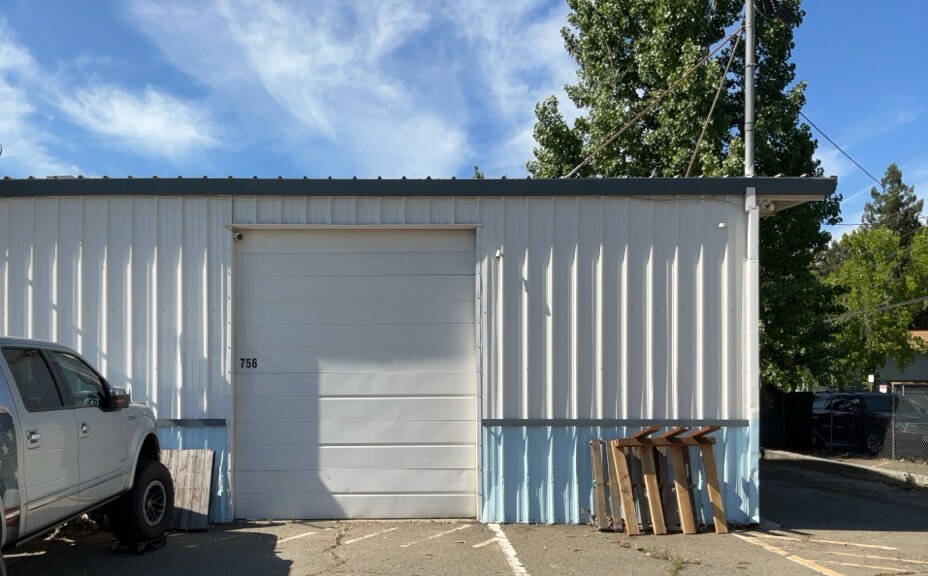 756 Waugh Ln, Ukiah, CA à louer Photo de l’immeuble– Image 1 sur 11