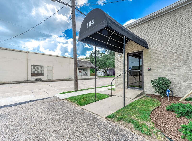 104 S Hood St, Alvin, TX à louer - Aérien – Image 1 sur 47