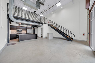 215 Coca Cola Pl, San Antonio, TX à louer Photo de l’immeuble– Image 1 sur 4